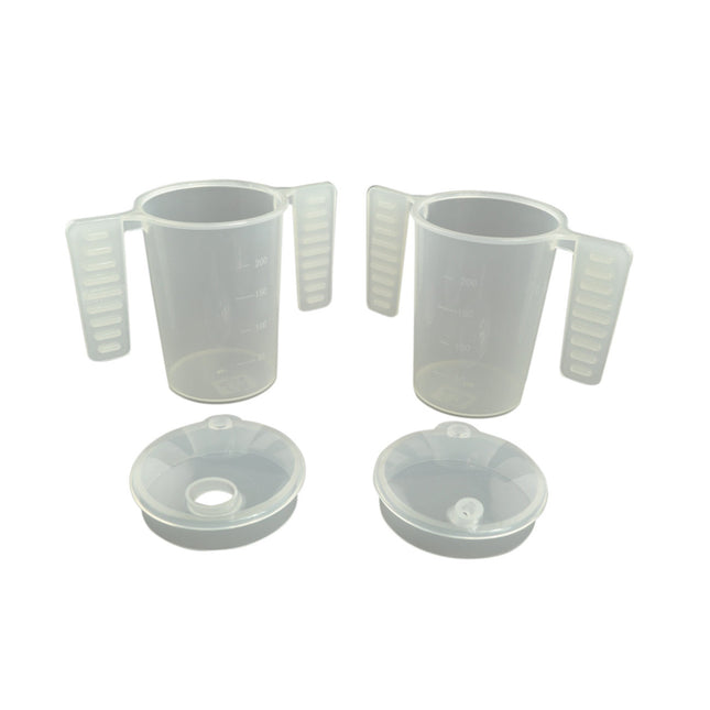 Trinkbecher mit flachen Henkeln und zwei Ausgussdeckeln